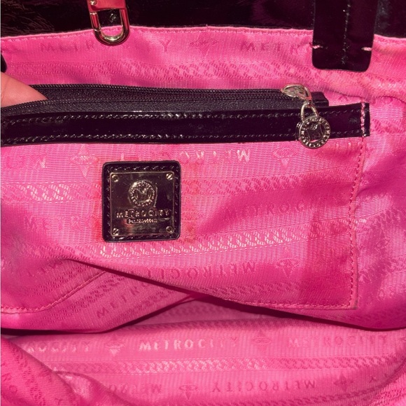 MetroCity Black Tote - Picture 4 of 9